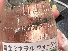 【三忠／団子坂／千駄木で蛸・たこ・タコ尽くし】

海外にいると、なかなか「蛸」を中心にした料理を食べるという事はないのだが、日本でもこれだけタコを強調したお店もなかなかお目に掛かった事がない。


写真：おお、富士ミネラルウォーター（since 1929）だって!!素敵。