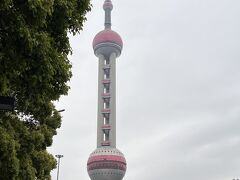再び地下鉄に乗って高層ビル群へ来ました。こちらは「東方明珠電視塔」といい、「上海テレビ塔」「オリエンタルパールタワー」とも呼ばれます