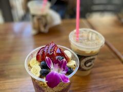 プールサイドでのんびりした後は、ちょうど同じ時期にハワイに来ていた彼の友達夫婦と合流
日本にも店舗のあるアイランドビンテージコーヒーのアサイーボウルをいただきました（私はnaluのほうが好きでした）