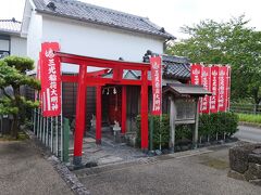 掛川城大手門番所の後ろに三光稲荷があります。

山内一豊が、文禄年間に城と城下町の大改築を行った際に、大手廓と大手厩の鎮守として伏見稲荷を勧進したものだそうです。

三光稲荷の由来は、南北朝時代の初めの延元元（1336）年、後醍醐天皇が京都の花園院から吉野へ御幸される際、伏見稲荷に差しかかかったところで暗闇に難渋したので、御製を詠んで道中の安全と神助を祈願すると、不思議に明るい一群の雲が現れ御幸の道を照らして無事に大和に導かれたということだそうです。