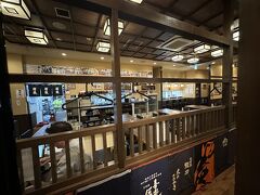 【新宿：樽一】

一人は私にとっては先輩なのだが、帰国後、国内で数年の勤務を終えた後、自主退職し、自分で得意なITシステム分野を生かし、コンサルを始めた。

人柄も良く、真面目な人で、しかも東南アジアや南米での勤務経験もあるという事から、引くて数多で海外にも頻繁に出掛けている模様。


写真：さて、このお店「樽一」だが、日本の東北地方のお酒や食材を揃えている店のようで、「宮城県産」のイチオシの居酒屋…である。