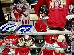 【成田国際空港にて】

「大谷さんグッズ」が山ほどあるじゃないですかぁぁ～～～??