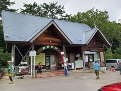 白駒の池売店・案内所。