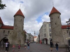 ヴィル門。オレンジ色と石の色がピッタリ！