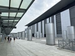 バスで17分ほどで到着しました。閑散としていたので、手続きはスムーズでした。
バスの費用を残っていたマカオパタカとクレジットカードで支払いたかったのですが、現金かカード払いの2択でした。
マカオパタカでお釣りは受け取りたくなかったので、カード払いしました。
