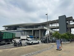 港珠澳大橋香港口岸から昂坪360に乗るため、東涌站までバスで移動しました。
スーツケースを預けるコインロッカーは駅隣接のシティゲート・アウトレットの1階にありましたが、私のスーツケースが入らない感じがしたので、ロープウエイ乗り場1階で預かって頂きました。
営業時間は夕方6時までで、料金は100香港ドルでした。