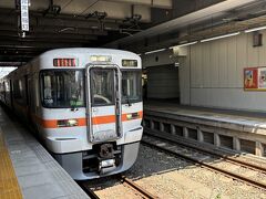 豊橋駅で、新快速に乗り換え。
時間をずらしているせいか、この電車もガラガラ。