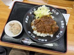 翌日は、娘が休日出勤なので、一人で昼飯を食べに出かけ、加古川名物かつめしを喰らいます。基本のかつめし並み盛り
美味
