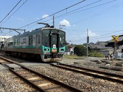 加古川市の北方面へドライブし、加古川沿いに南下。
厄神駅で、加古川線に遭遇。103系じゃない??新車両が導入されてました。