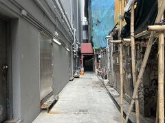 道路から細い通路を入り、建物の途中にある入り口で地下駐車場方面に階段を降りていきます。