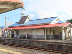 07:40「讃岐津田駅」、ここでしばし停車。車内は通勤通学客で混んできました。
