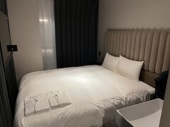 博多駅から徒歩7分程度で今晩の宿に到着。部屋はベッド以外何も置けない広さですが。寝るだけなので充分です。