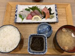 2日目です。博多駅のキッテ地下の食堂街に明太子かけ放題の人気の居酒屋があるとのことで、朝食にやってきました。行列に15分程度並び刺身定食を注文。
刺身は新鮮さが失われており、切り身も小さめ…正直ややガッカリな内容でした、、
