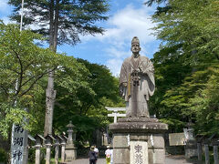 白河インターを降りて、まずは南湖公園へ到着。まずは南湖神社を参拝します。
松平定信公にお出迎えいただきました。