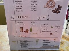 9日目
翌朝、妻の体調が少し良くなり、帰国することができそう。お昼にホテルをチェックアウトし、ホテルの車で空港へ。
マレーシア航空のカウンターでチェックインすると、何とクアラルンプール発成田行きの便がキャンセルになっており、帰国できるのは3日後の8/20だそうです。ここのカウンターでは何もできないので、乗り継ぎ先のクアラルンプールのマレーシア航空カウンターへ行けと。
とりあえず、プライオリティ・パスが使えるラウンジConcordia Loungeへ。