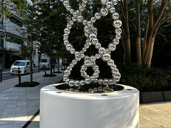 『フォーシーズンズホテル大阪』のシルバーのオブジェの写真。
