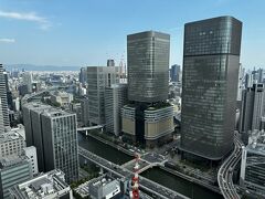 『フォーシーズンズホテル大阪』の広東料理【江南春
（ジャンナンチュン）】からの眺望の写真。

『コンラッド大阪』はこんな感じで見えます。