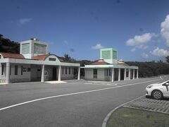 伊良部大橋の絶景で感動した後、伊良部島の通り池に行きました。写真は、通り池の駐車場です。トイレがあるだけの簡易なものでした。