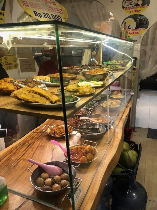 外観からして派手。店内もキラキラしてて若干落ち着かないです。店主ナゾな趣味。<br />おかずの種類はそれほど多くないですが、夜なので終わってしまったのもあるのか。<br />入り口でナシ・プティかクニンか、メラか選べます。私はメラを選択。<br />種類ごとに金額は書かれてるので、一応明朗会計。ナシチャン以外に、Soto系も注文できます。<br />「自分で選ぶから！！」とオレ。こんなところで年頃男子を発揮。