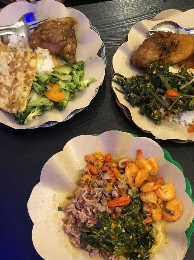 右から時計回りに、主人、私、娘の盛り。<br />飲み物は、主人と娘がエス・テ・マニス(@Rp8,000)、私と息子がマンゴージュース(@Rp18,000)