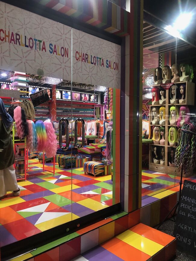 食後はまた来た道を引き返します。<br />夜のJl.ラヤ・スミニャックは賑やか。ウィンドウショッピングだけでも楽しいです。<br />カラフルなミチュ編み屋(笑)さんもあります。撮らずにはいられない。