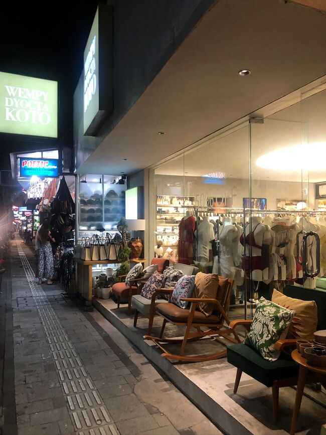 「WEMPY DYOCTA TOKO」というインテリア・雑貨、服が売ってるお店の前で、主人がグリーンのクッションカバーに一目惚れ。<br />中に入ってもう１枚、似た柄のを選ぶ。<br />１枚150k、２枚で300kなんですが、お店のIbuと「200k！」から交渉開始。<br />お互い譲らず240kで折り合いがつく。