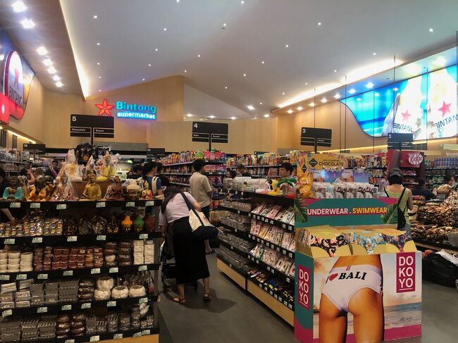 クーラーが効いたビンタン・スーパーに驚く。昔はあっちかったなぁ。<br />ちょこちょことお土産を買い足し、ヴィラへ戻りました。