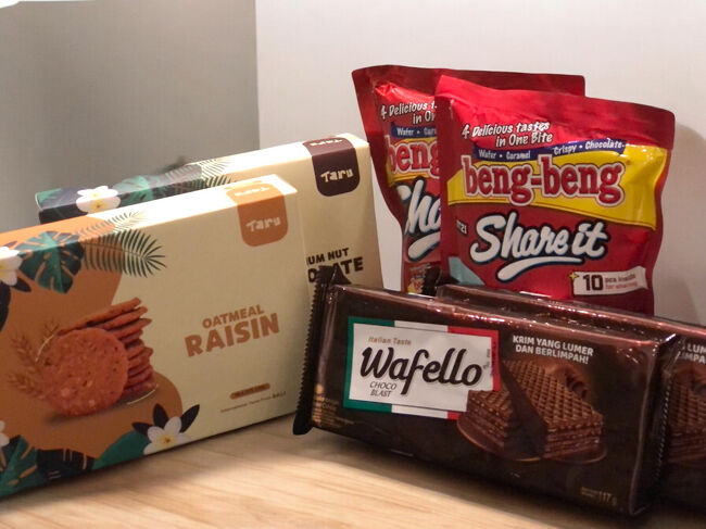 ビンタン戦利品<br />オートミールとレーズンのクッキー＆カナリウムナッツとチョコのクッキー(@Rp38,500)<br />昨年、ダンス部の子達に買ってとても好評だったbeng-bengのパウチシェアパック(Rp11,500)<br />Wafello(@Rp6,200)