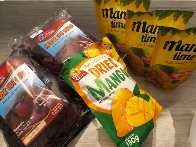 紫芋チップ(@Rp20,800) パンデプトゥリで買ったのより高かったけど、こちらの方が美味。<br />ドライマンゴー(Rp84,700)<br />ドライマンゴー小(@Rp15,500)<br />