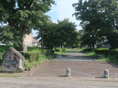 「大山公園」と書かれているけど､明治の元老大山巌公爵のお墓への参道
この時期は普通の参道ですが､実は紅葉の名所なんですねぇ