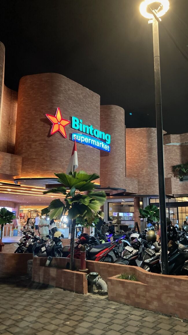 誰がなんと言った訳でもないのにビンタン・スーパーに吸い込まれていくCoCoMam一家。