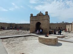 12:10
拝火教(ゾロアスター教)寺院。18世紀にゾロアスター教徒によって建てられた寺院。おばちゃん入場料まで出してくれた。
9マナト(約5ユーロ)