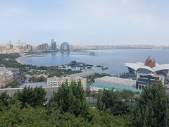 14:50
旧市街とカスピ海を見下ろす丘。風が吹いて気持ちええわ～。