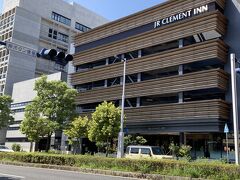 30分ほどバスに揺られ、JR高知駅に到着。本日から2泊お世話になるのはこちらのホテル。駅から徒歩5分くらいと近いので、荷物を預かってもらいます。