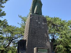 まずは路線バスで桂浜へ。龍馬さんの視線の先にはどんな日本が見えていたのだろう。