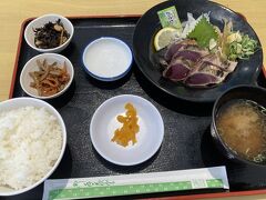 お昼過ぎでお腹が空いていたので、かつおの藁焼きタタキ定食をいただきます。高知で初かつお！美味しかった。