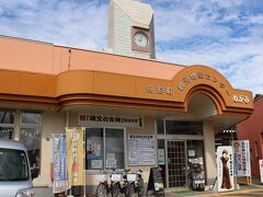 ９時過ぎ、舟形町駅前にある観光物産センターで
モノクロの国宝土偶「縄文の女神」のマンホールカードを、受け取りました。