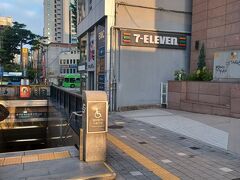 アドレナリンが出ているのか全然眠れない！

朝食付きホテルだけど、せっかくなら外で食べたい！！

早起きして朝ごはんを食べに行きます～

地下鉄で二駅の所にわざわざ乗り換えて行くのも面倒なので、初めてのバスにチャレンジしてみます～

あれ、バス停に乗るはずのバスの数字が書いてない！なぜ！？

クァンヒドン(光煕門)から乗らなきゃいけないのにここはクァンヒムン(光煕門)だ～汗
紛らわしい！！

謎に時間をロスしつつ、無事にバス停着！

