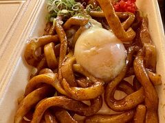 伊勢焼きうどん温玉乗せ。
正直、腰の強いうどん好きとしては伊勢うどんは多分苦手だと思ってたんだけど、予想外の美味しさにびっくり。