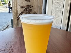 外のベンチでいただく。
暑い日のビール、とても美味しい。