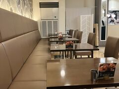開いてるカフェがあまりなく、閉店間近のお店も多いのでリプトンカフェへやってきました
こちらは、21時まで開いてるみたいです

19時ごろ行ったので空いててラッキーでした
私たちが入って少し経つと何組か入ってきたので貸切って感じではなかったですがゆっくりできてよかったです