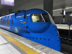 いつものように、仕事終わりに首都圏に出て→羽田からまず関空に飛びました。

なぜ関空経由かって？

単に安かったから。5月頃のANAセールで伊丹→沖縄便をとってことが今回の旅行の主な動機ですな。

NH99　HND　21:00→KIX　22:20

ちなみに、この前の20:35の便が40分くらい遅延したらしく、だいぶ急な振り替えが発生したりしたようす。

結局この便もボーディングブリッジを離れたのは21:20ごろ、離陸したのは21:40ごろでした。
（飛行機遅れて終電間に合わなくて京都行けないのよ！　タクシー代出して！　とCAさんに詰め寄っていた女性がおられましたな。　京都!?ってみんな思っていたに違いない･･･）

･･･とはいえ離陸後はだいぶ頑張ってくれて、22:30にはKIX着きました。

KIX→難波駅までは南海で。万博塗装でした♪
