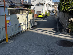 早々にスイスホテルを出発。

御堂筋線で梅田まで出て、阪急に乗り換え。

阪急宝塚線で蛍池駅に。


ほんとうはだいぶ時間があったので、中山観音駅→中山寺参拝もしたかったのだけど、断念。

時間があったので蛍池駅から伊丹空港まで歩きました。

住宅地でぱちり。
