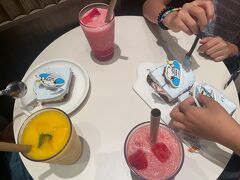 モクシーホテル近くの、トゥーサムプレイスでお茶タイム。

外が暑いので休憩！


ここのスイカジュースが美味しいと！先に韓国入りしていた妹親子に聞いて早速購入。うん！スイカそのまま！でも私はマンゴージュースのほうがやっぱり好きかな（笑）！

スヌーピーの可愛いケーキも食べてみました！