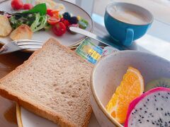 朝ごはん、最終日のみホテルのブッフェにしました。

モクシー明洞でしたが、サラダ多め、おしゃれな朝食でした！