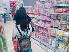 韓国DAISO訪れました。

新しくできたのかな？！明洞通りど真ん中の地下のお店の方へ。

ここはビル1棟ではなく地下1フロア。ビルよりは品数は少ないけど、1フロアなので見やすかった！