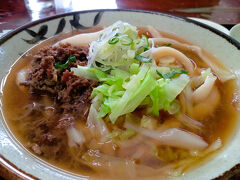 主人の「肉うどん」、お肉は馬肉とのことで味がしっかりついています。あったかい分、うどんがやわらかくなり食べやすいです。

食後は気になっていた「山梨泊まれる温泉 より道の湯」さんでサウナ堪能してきました。畳の上で外気浴ができる場所があり、よかったです。