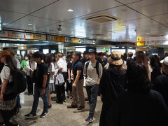 大混雑の東京駅！
構内アナウンスで「東北上越北陸新幹線は・・・」までは聞き取れたんだけど、喧騒で肝心の部分が聞き取れまてん。
いやーな予感を胸にとりあえず歩きます。