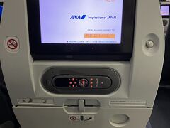 羽田空港ANA 0：40発　エコノミー
どうせ寝れないし後ろに人がいるのもあんまり…
なので1番後ろのトイレ近くの座席。

横も誰もいない！ラッキー！