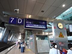 フランクフルト空港駅（長距離）のホームに降りてきました。

７番ホームに到着予定。
掲示板には一つ前の列車の情報が映し出されています。

ここからが大変。
この一つ前の列車がディレイ。
ｓｕｋｅｃｏ夫婦のＩＣＥの時間と重なる？。
２分前にメールにホームの変更が来ていたけれど、そんなの気づかないよー。
隣の６番ホームに変更されていました。
列車が到着し、ｓｕｋｅｃｏ夫婦、慌てる、慌てる！！！。
なんとか、乗り遅れることなく乗車できましたー。

ギリギリまで気は抜けません（笑）。